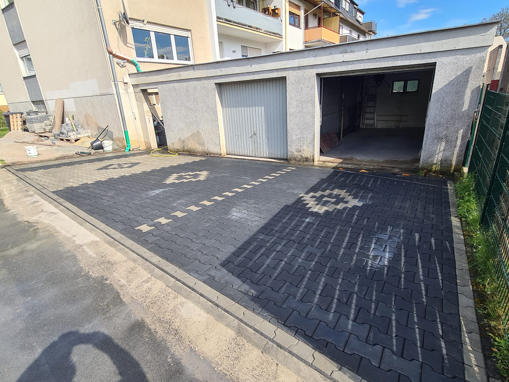 Fertig gepflasterte Garageneinfahrt